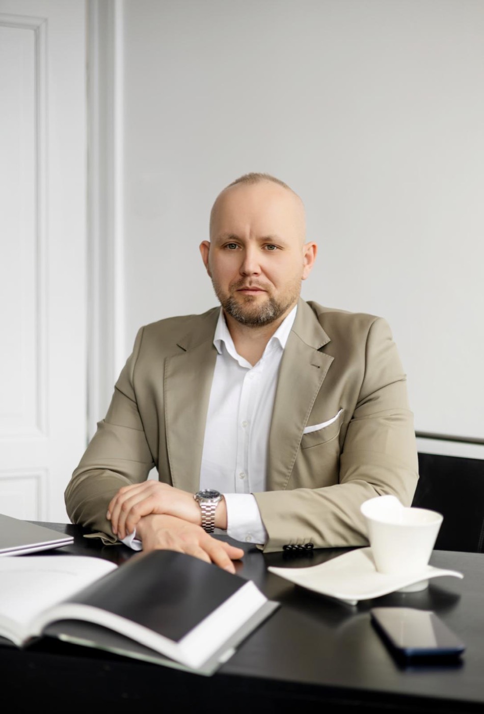 Sebastian Moczka przy biurku