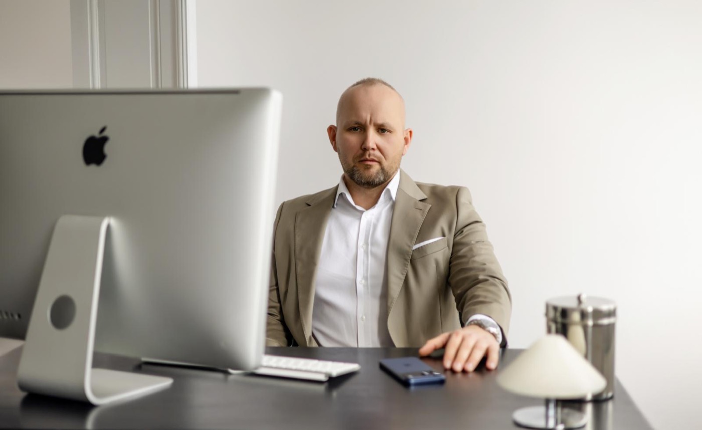 Sebastian Moczka podczas analizy oferty ubezpieczenia
