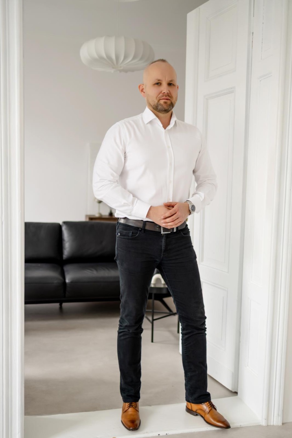 Sebastian Moczka w jasnym biurze
